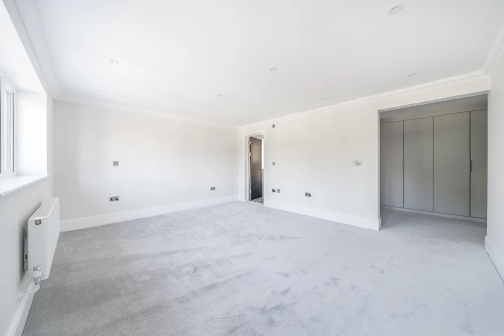 Oatlands Drive Weybridge KT13 photo 12