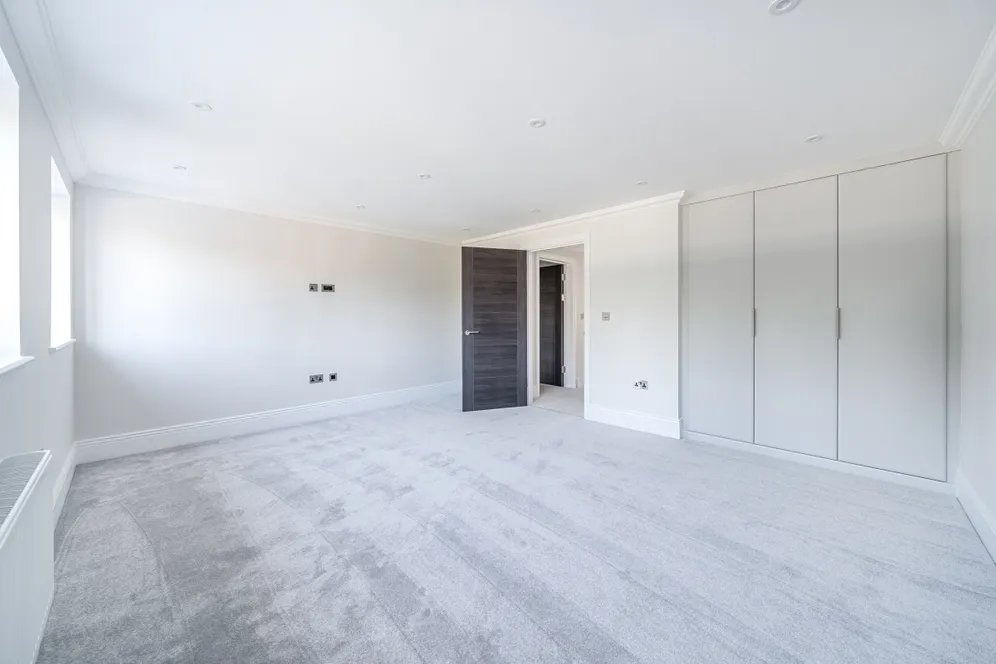 Oatlands Drive Weybridge KT13 photo 13