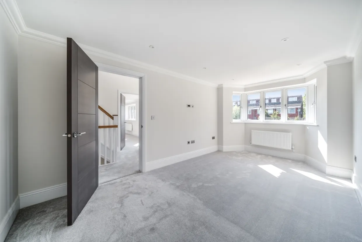 Oatlands Drive Weybridge KT13 photo 17