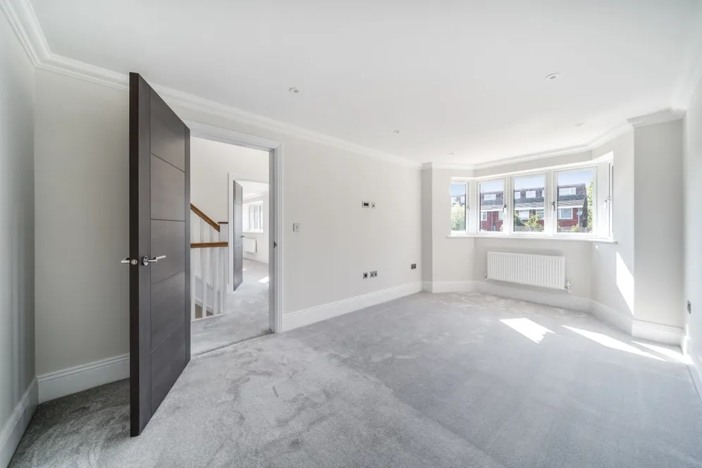 Oatlands Drive Weybridge KT13 photo 17