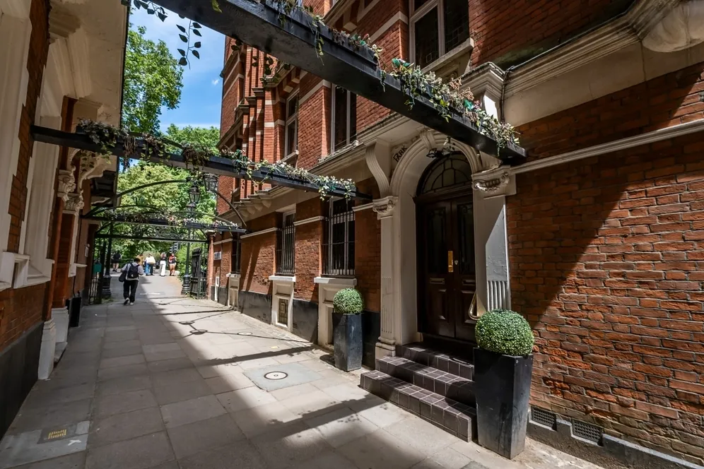 Park Close Knightsbridge SW1X photo 18