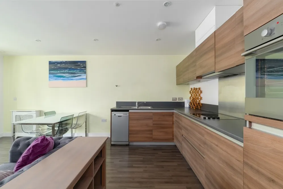 Barking Road, E16 photo 3