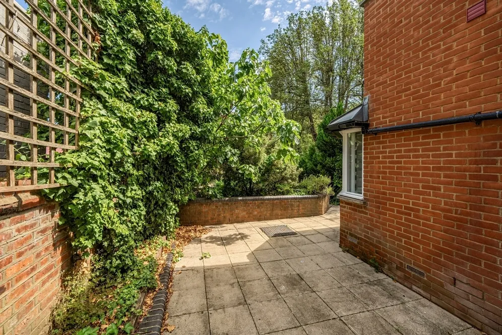 Shoot Up Hill London NW2 photo 9