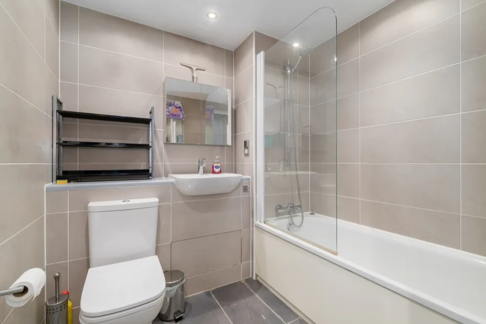 Barking Road, E16 photo 10