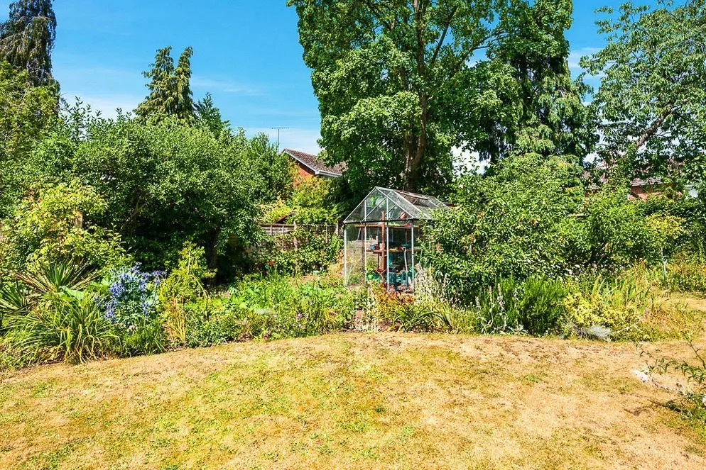 Property carousel item 18