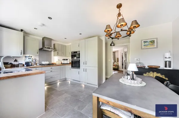 Summerlin Drive, Woburn Sands, MK17 photo 5