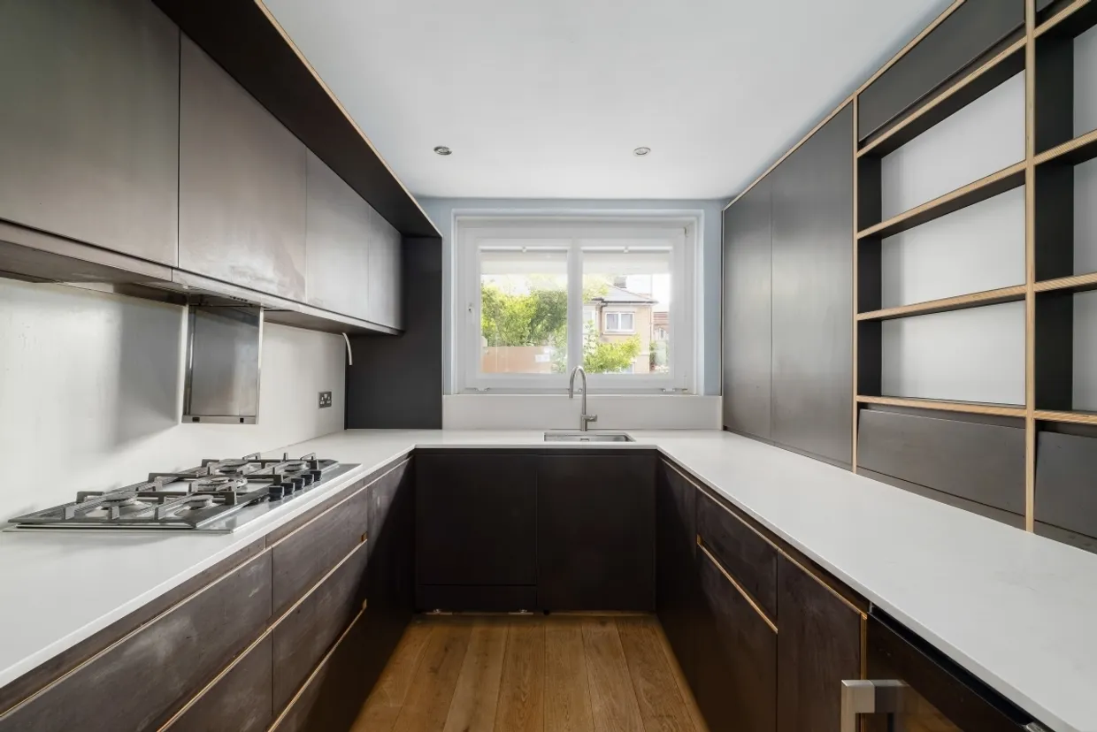 Celandine Close, E14 photo 9