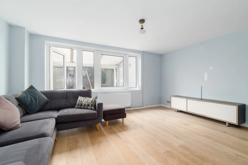 Celandine Close, E14 photo 2