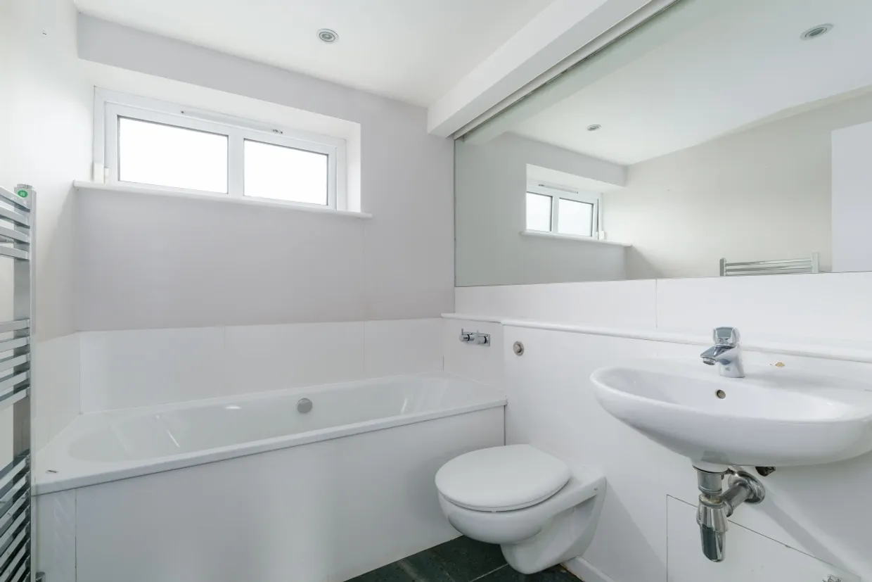 Celandine Close, E14 photo 6