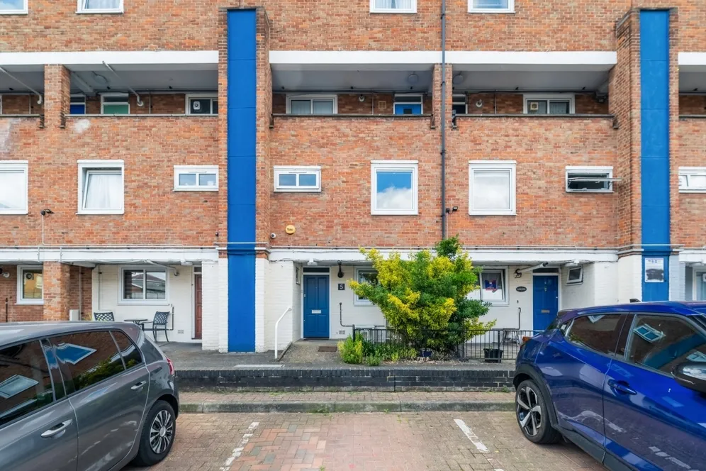 Celandine Close, E14 photo 11