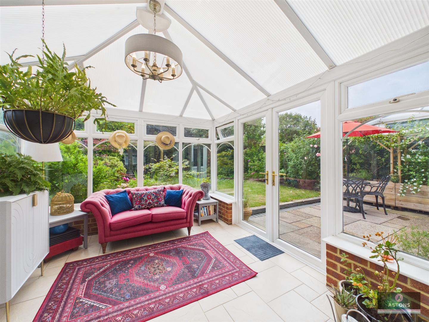 Shetland Close, Pound Hill Image 7
