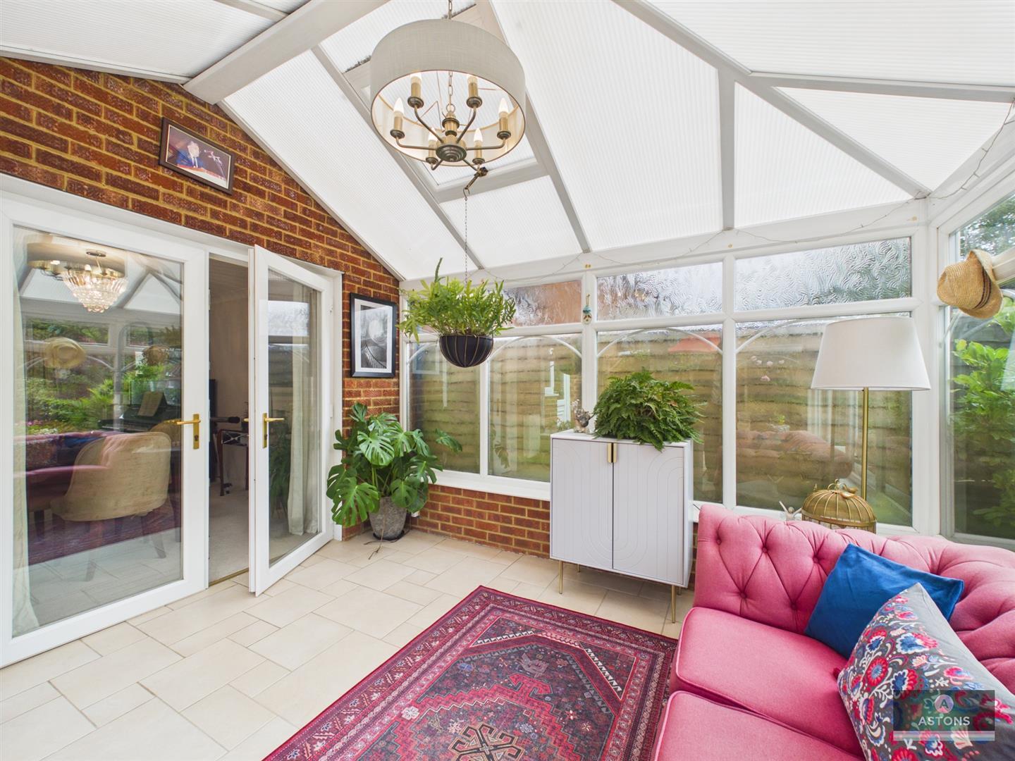 Shetland Close, Pound Hill Image 8