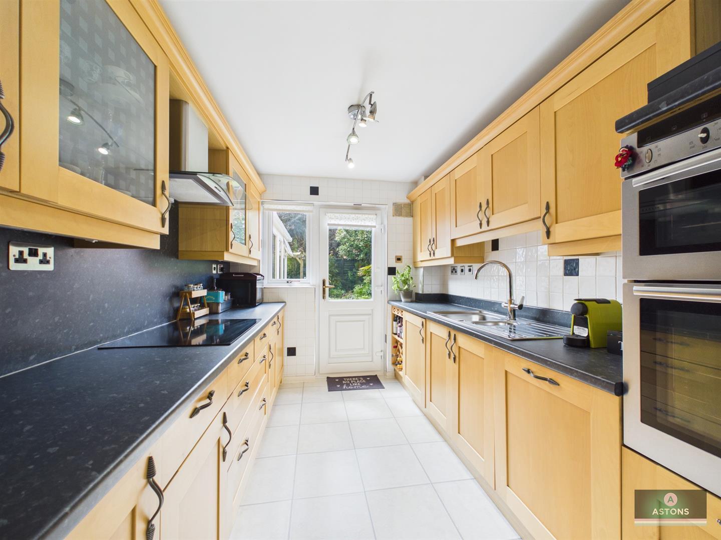 Shetland Close, Pound Hill Image 9