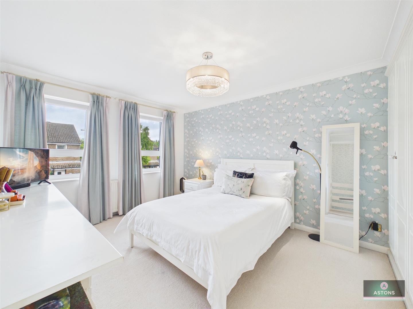Shetland Close, Pound Hill Image 12