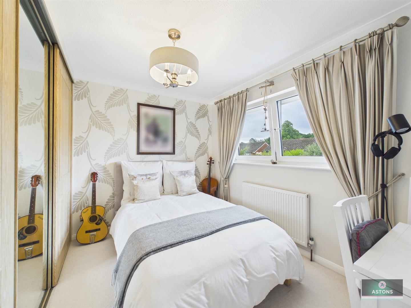 Shetland Close, Pound Hill Image 14