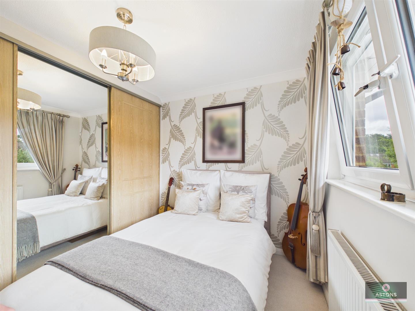 Shetland Close, Pound Hill Image 15