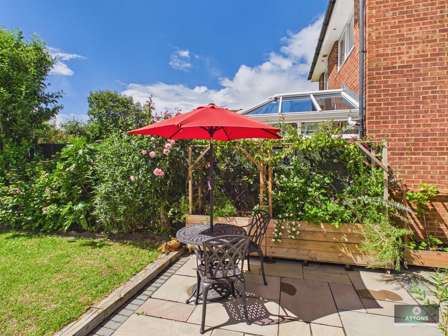 Shetland Close, Pound Hill Image 20