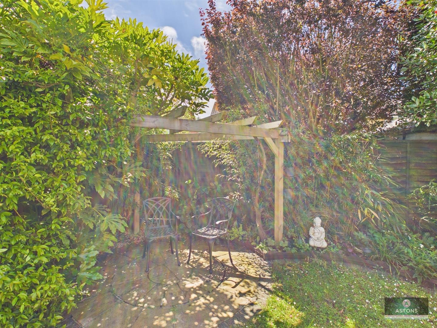 Shetland Close, Pound Hill Image 21