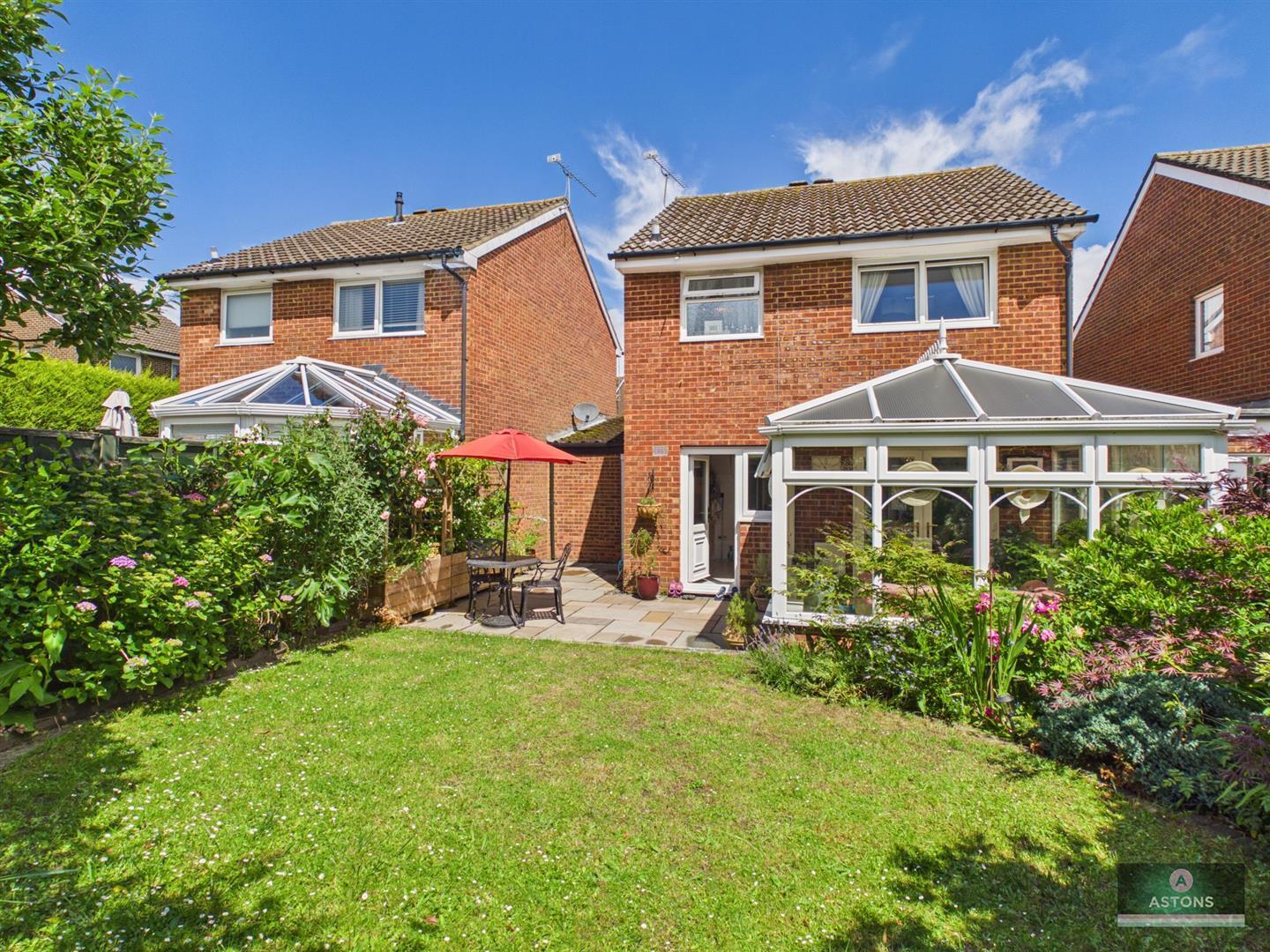 Shetland Close, Pound Hill Image 22