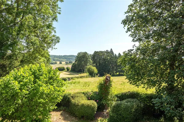 Pebblehill Road, Betchworth, RH3 photo 14