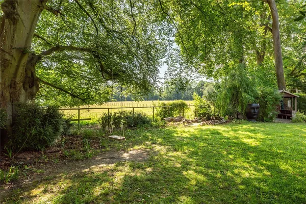 Pebblehill Road, Betchworth, RH3 photo 24
