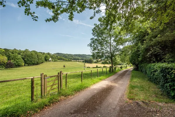 Pebblehill Road, Betchworth, RH3 photo 28