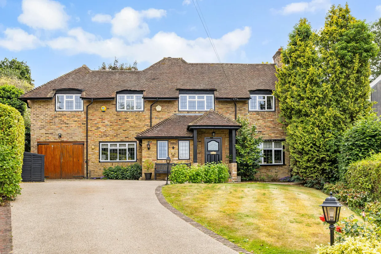 Winchester Close, Esher, KT10 photo 1