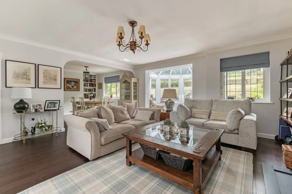 Winchester Close, Esher, KT10 photo 2