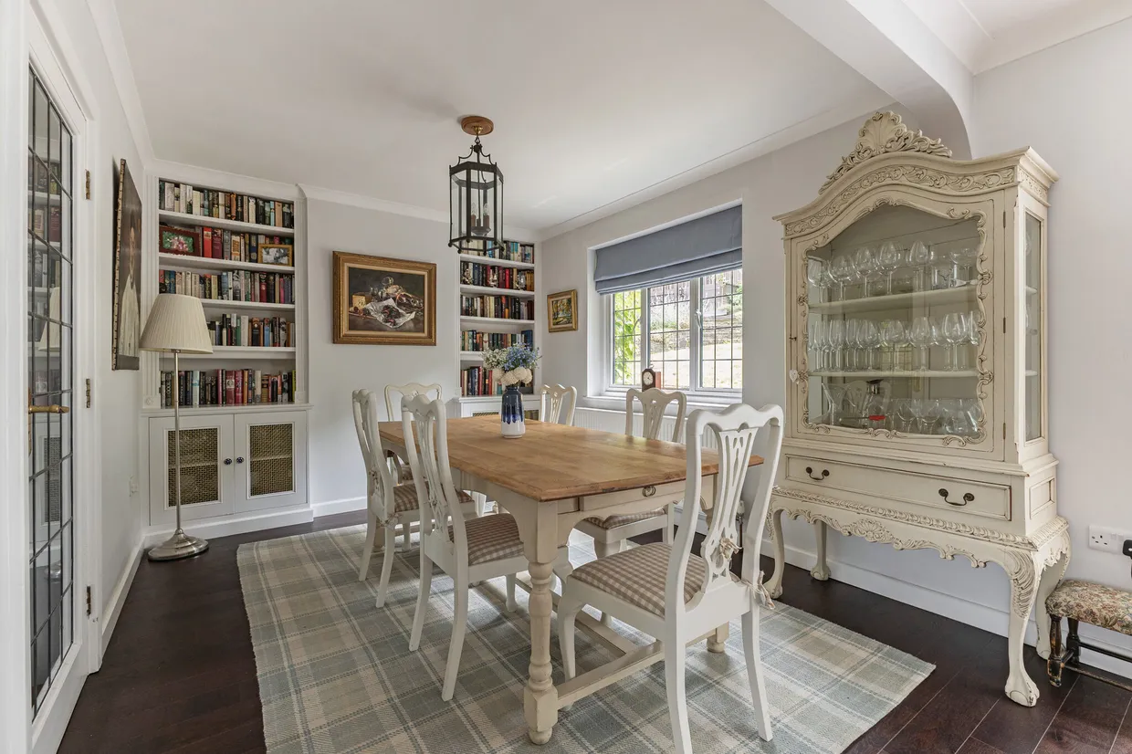 Winchester Close, Esher, KT10 photo 3