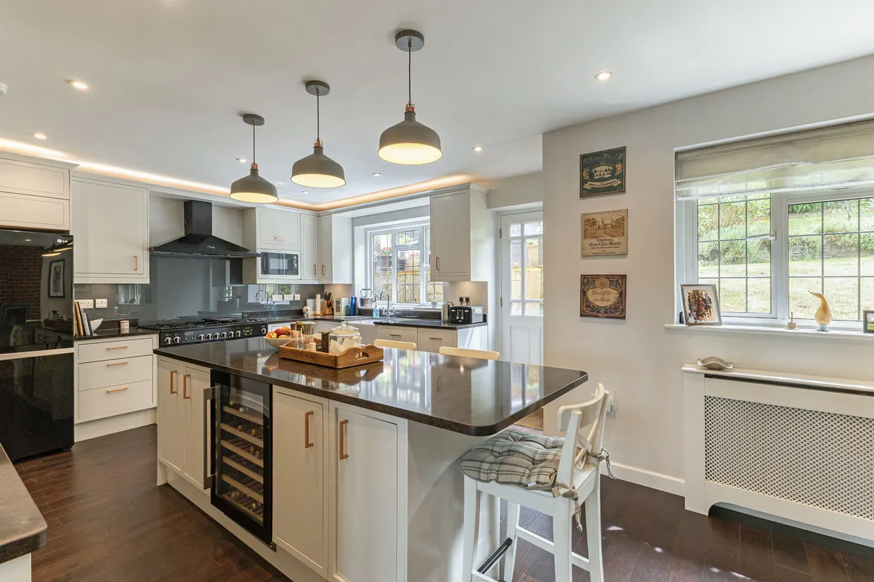 Winchester Close, Esher, KT10 photo 6