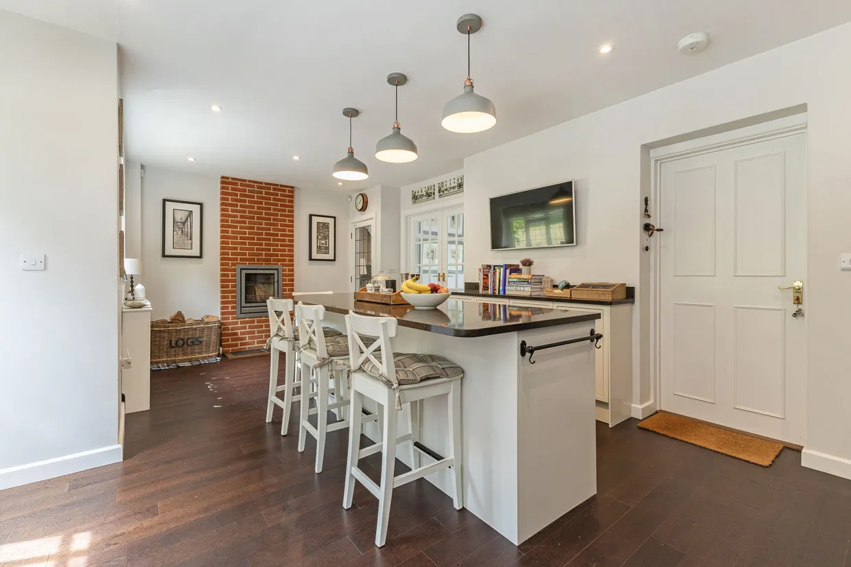 Winchester Close, Esher, KT10 photo 8