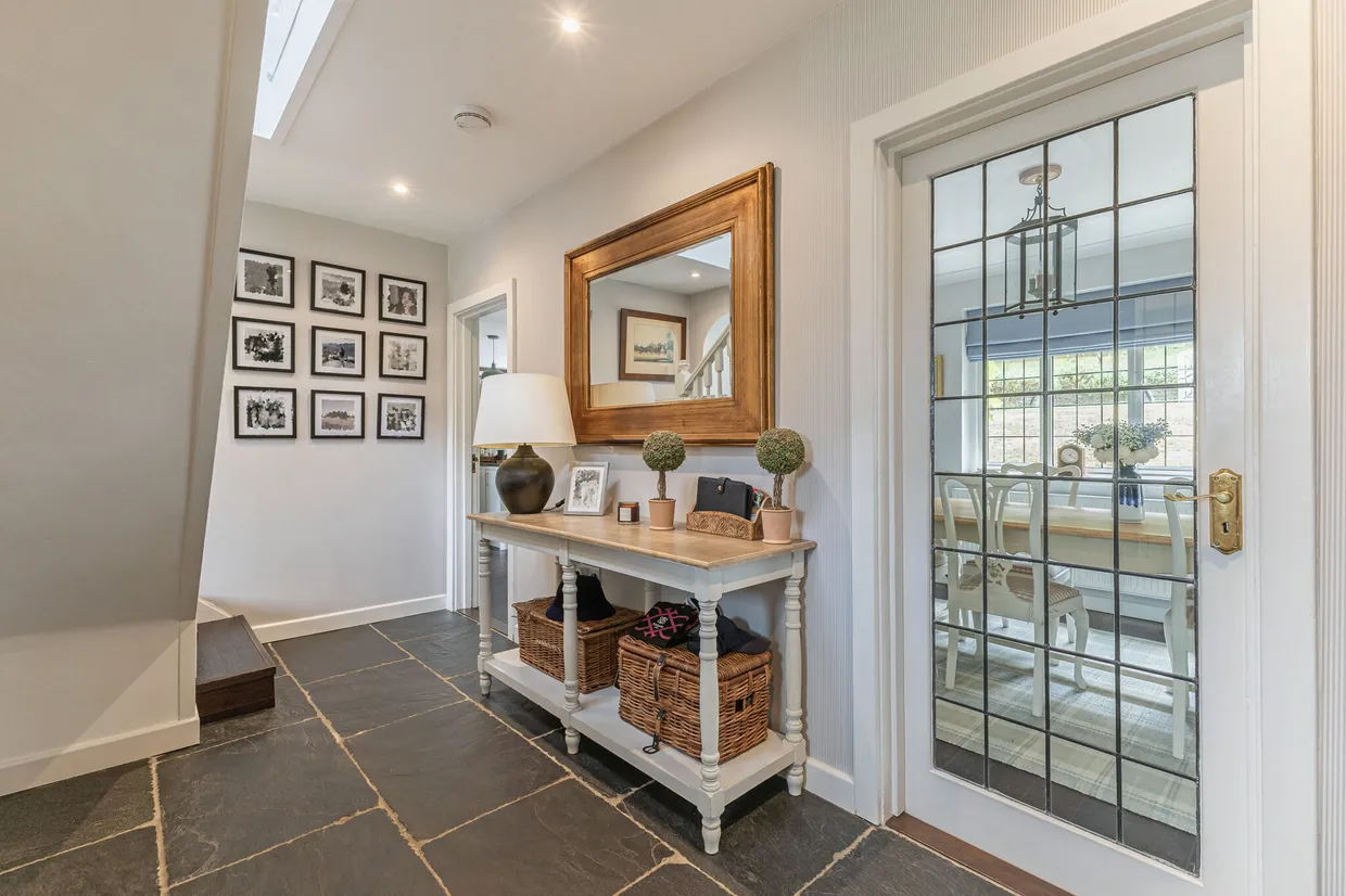 Winchester Close, Esher, KT10 photo 12