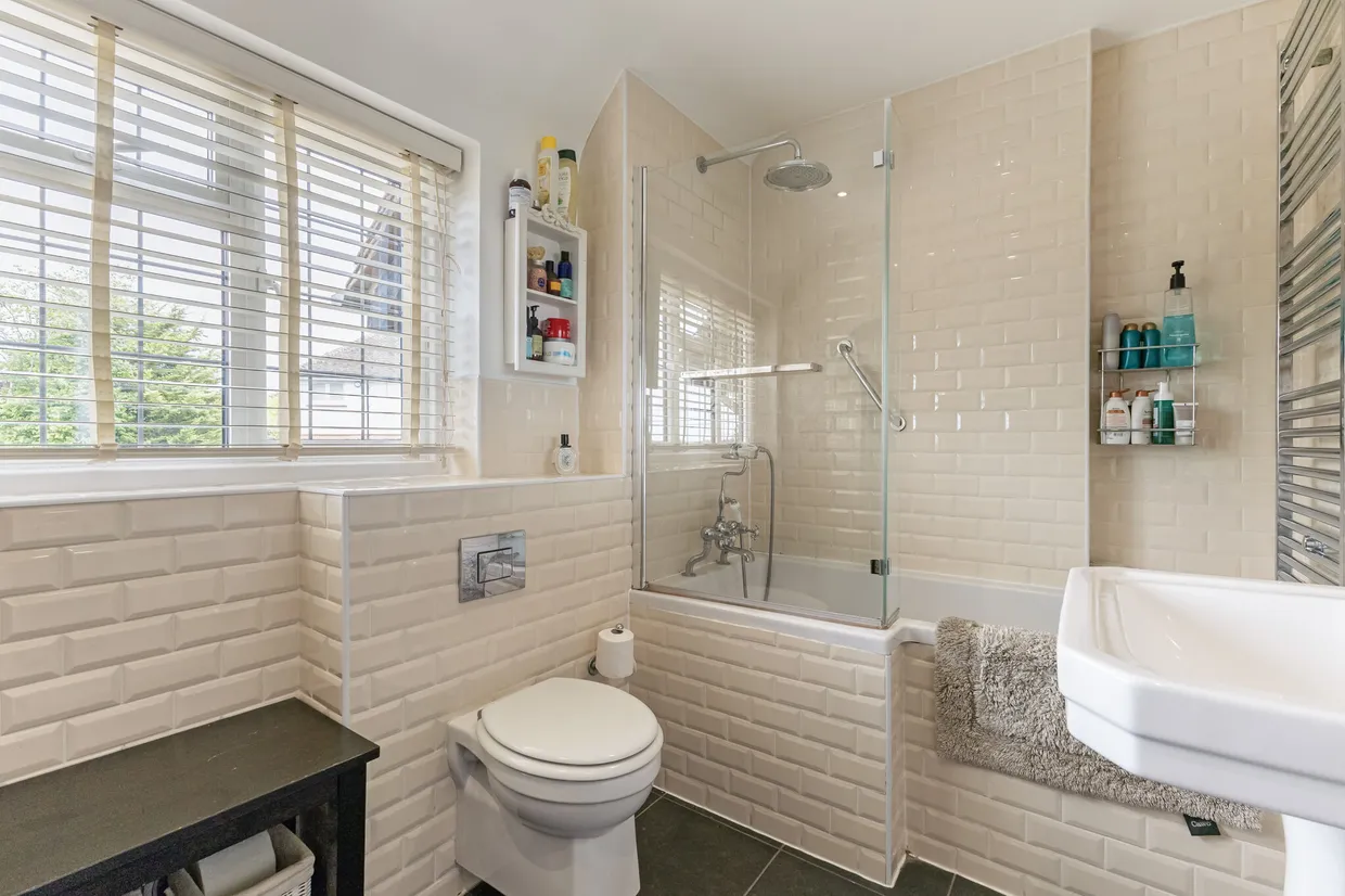 Winchester Close, Esher, KT10 photo 15
