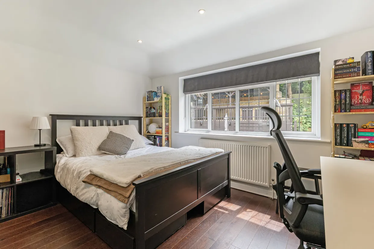 Winchester Close, Esher, KT10 photo 16