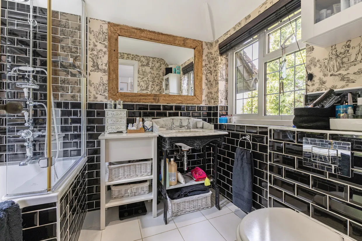 Winchester Close, Esher, KT10 photo 17