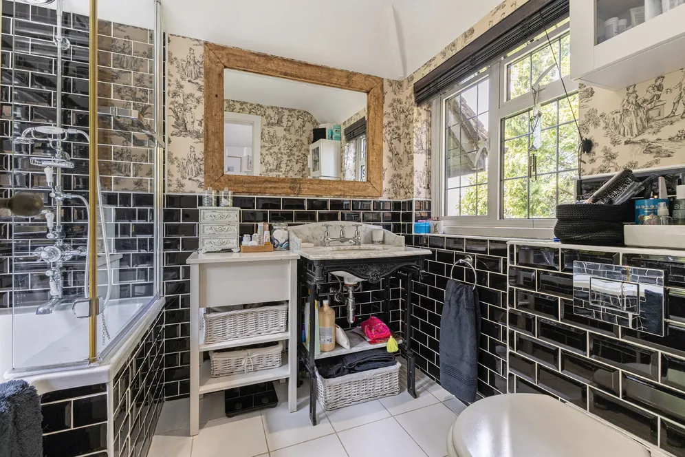 Winchester Close, Esher, KT10 photo 17