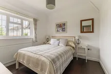 Winchester Close, Esher, KT10 photo 18