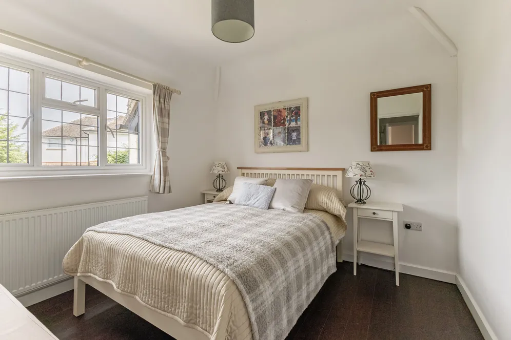Winchester Close, Esher, KT10 photo 18