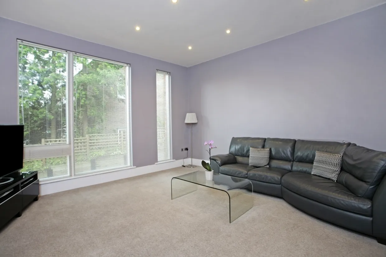 High Street, Esher KT10 photo 9