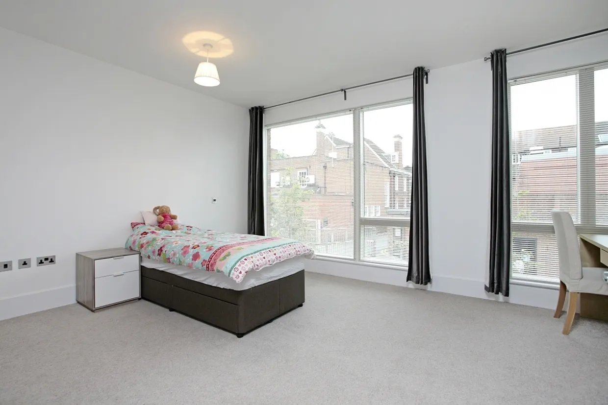 High Street, Esher KT10 photo 10