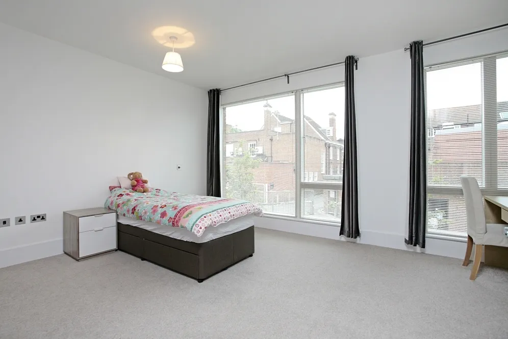 High Street, Esher KT10 photo 10