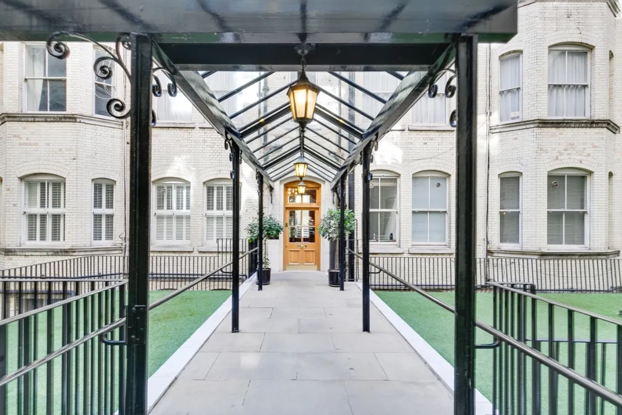Bedford Avenue London WC1B photo 14