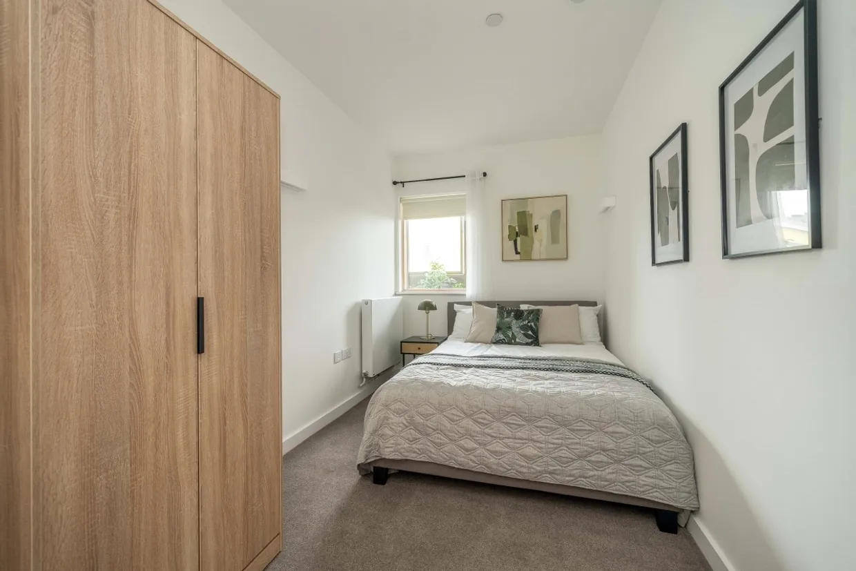 North Acton W3 photo 15
