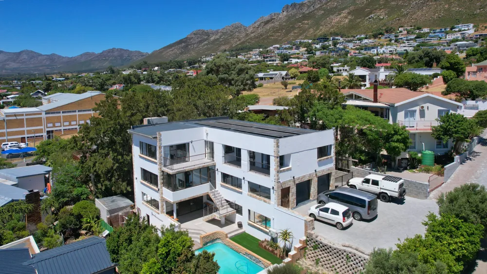 South Africa, Western Cape, Mountainside, Clivia Street, 6B