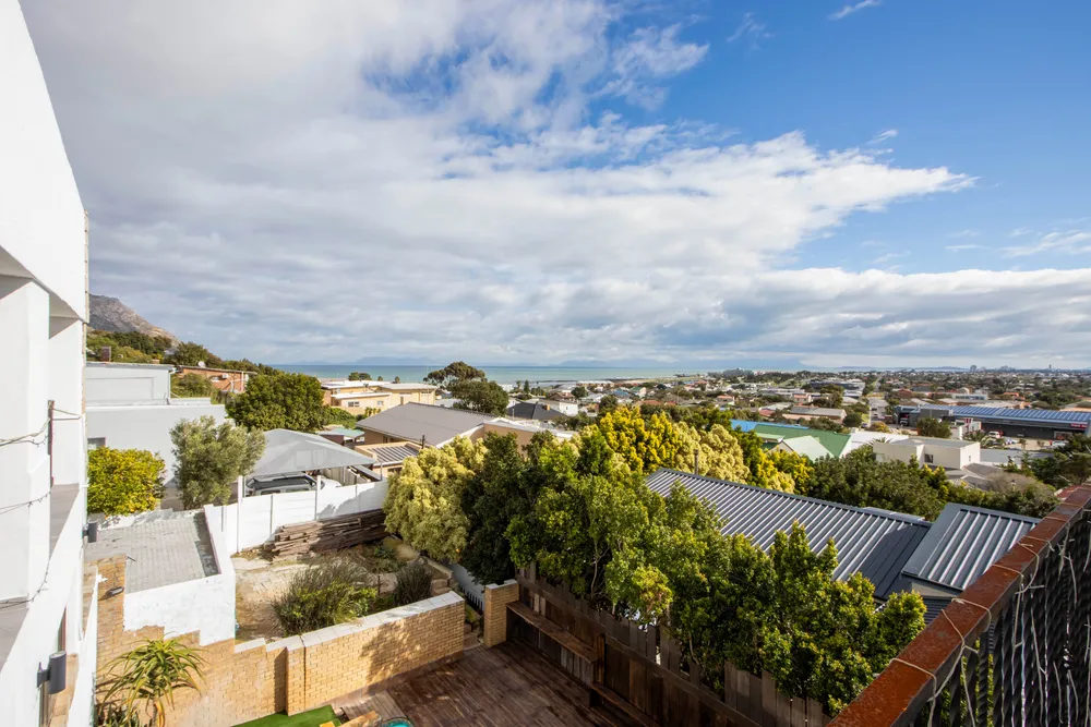 South Africa, Western Cape, Mountainside, Clivia Street, 6B