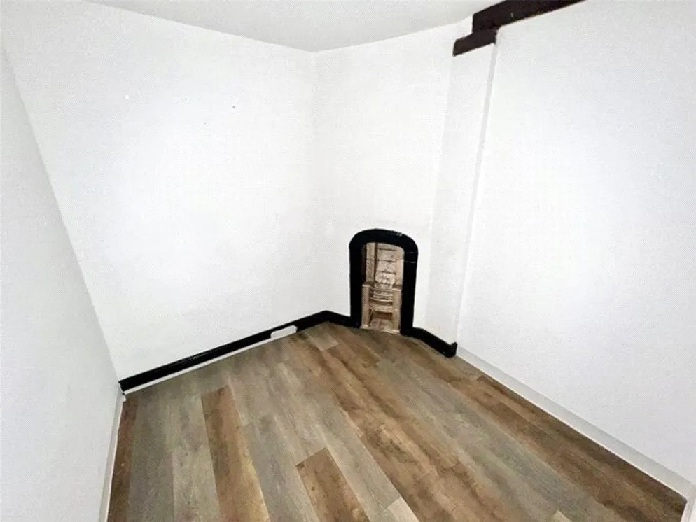 Property carousel item 6
