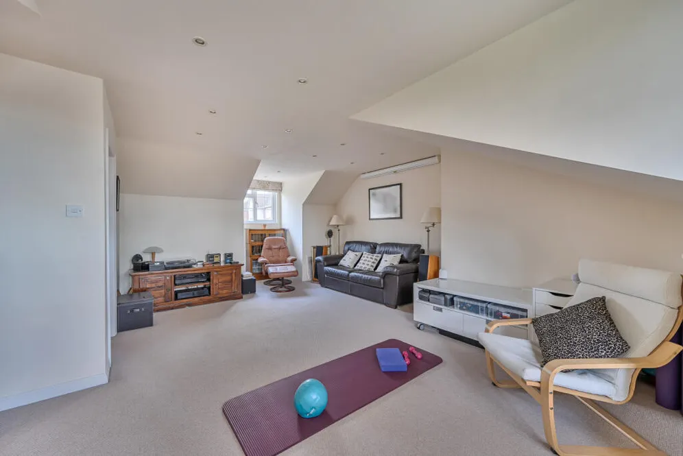 Ridgelands, Leatherhead, KT22 photo 14