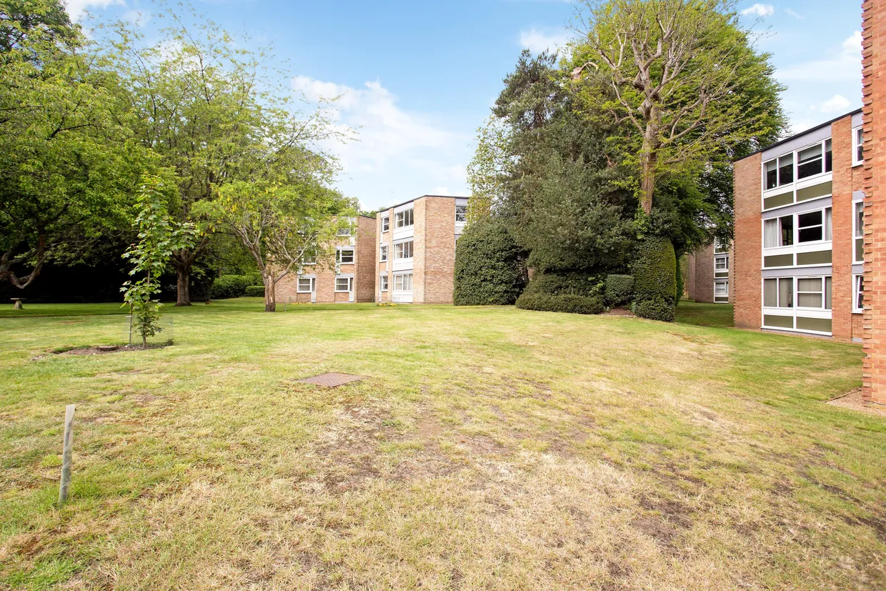 Heathside, WEYBRIDGE, KT13 photo 11