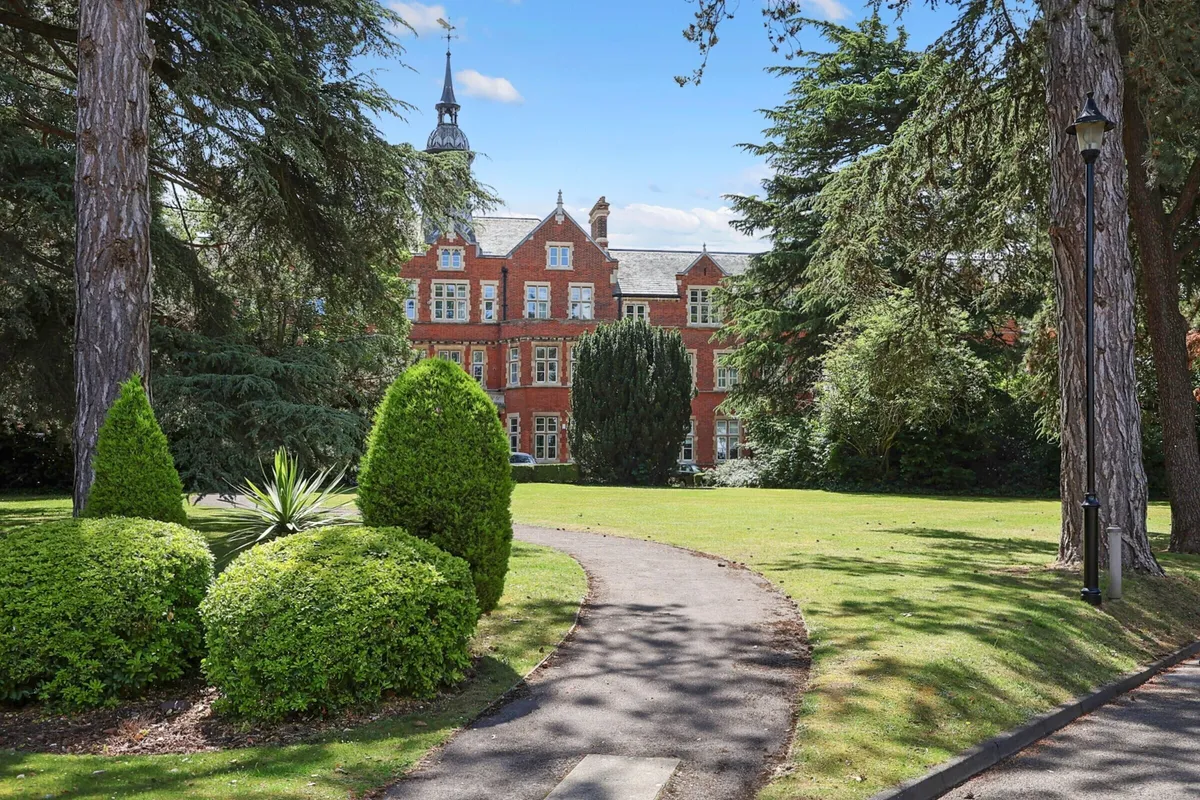 Lavender Close, Leatherhead, Surrey, KT22