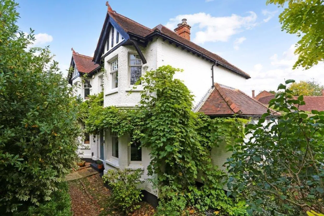 Farnborough Road, Farnham, GU9 photo 1